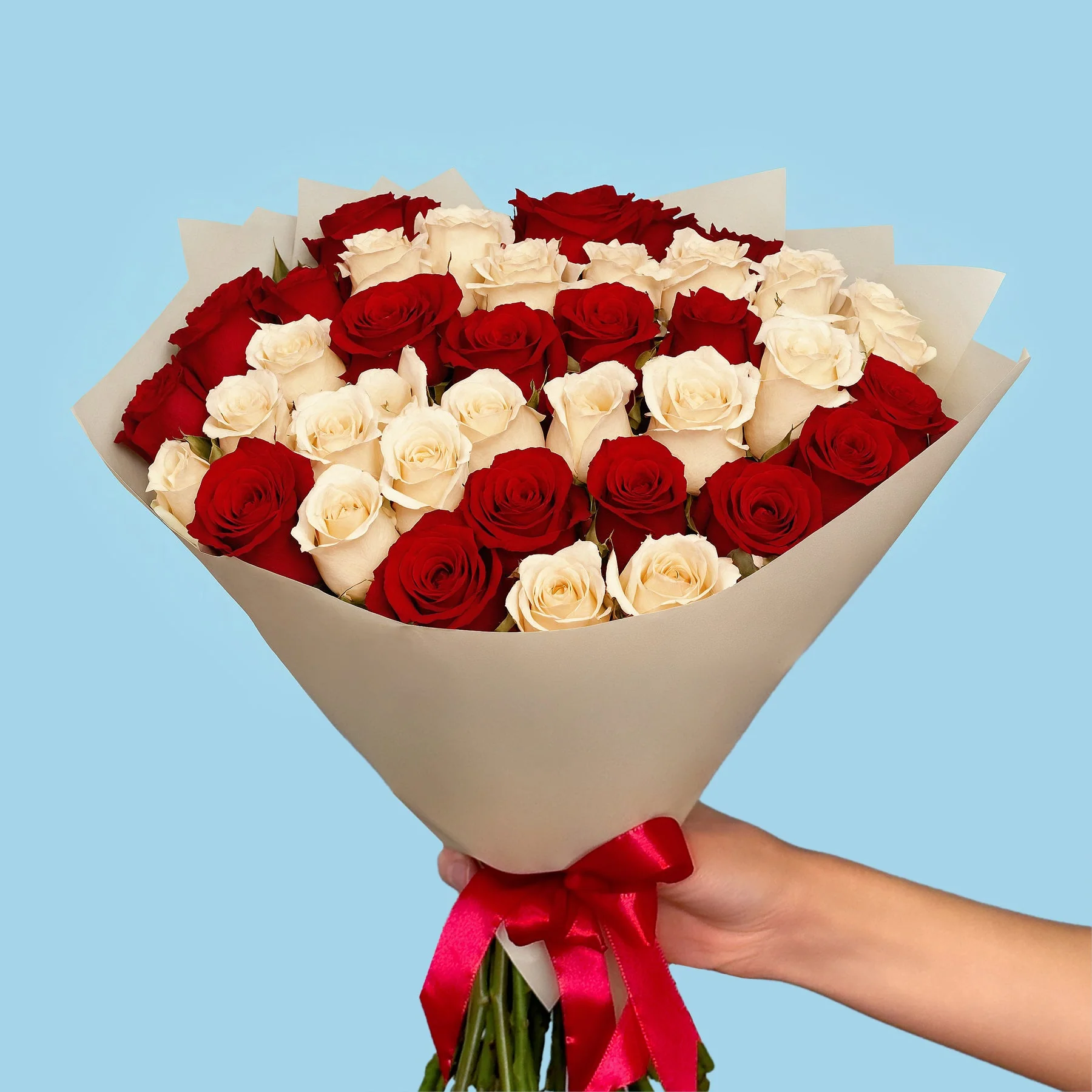 100 White and Red Roses - Image 3